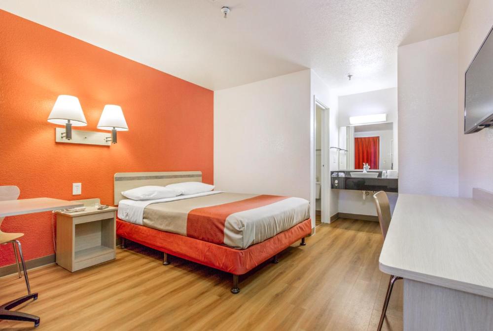 Queen Room interior